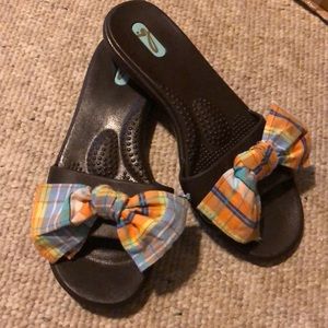 OKA b. Orange/blue plaid bow flip flops, medium